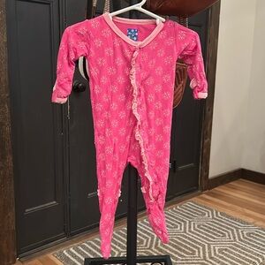 Kicker ruffled snap up with footies